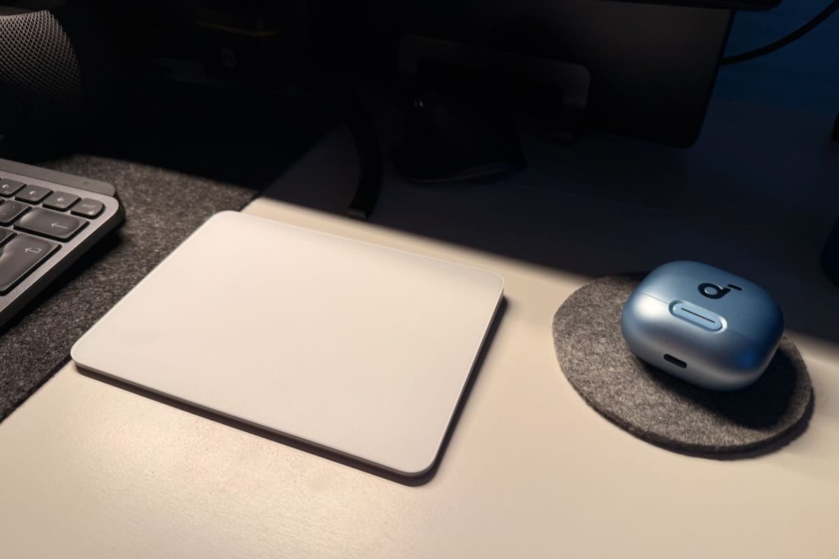 Das Magic Trackpad auf der rechten Seite im Einsatz