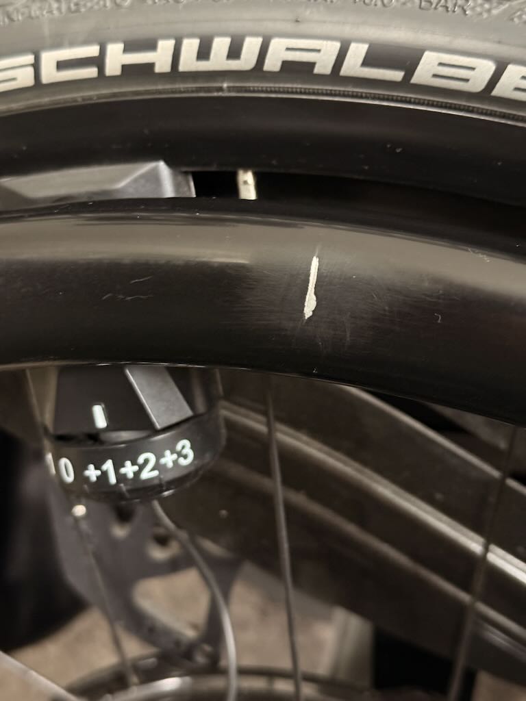 Rollstuhlfahrer trägt Nagellack