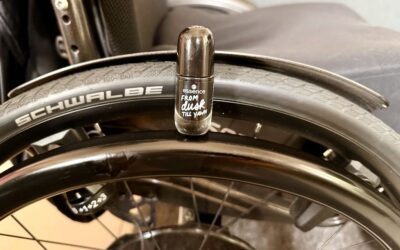 Rollstuhlfahrer trägt Nagellack