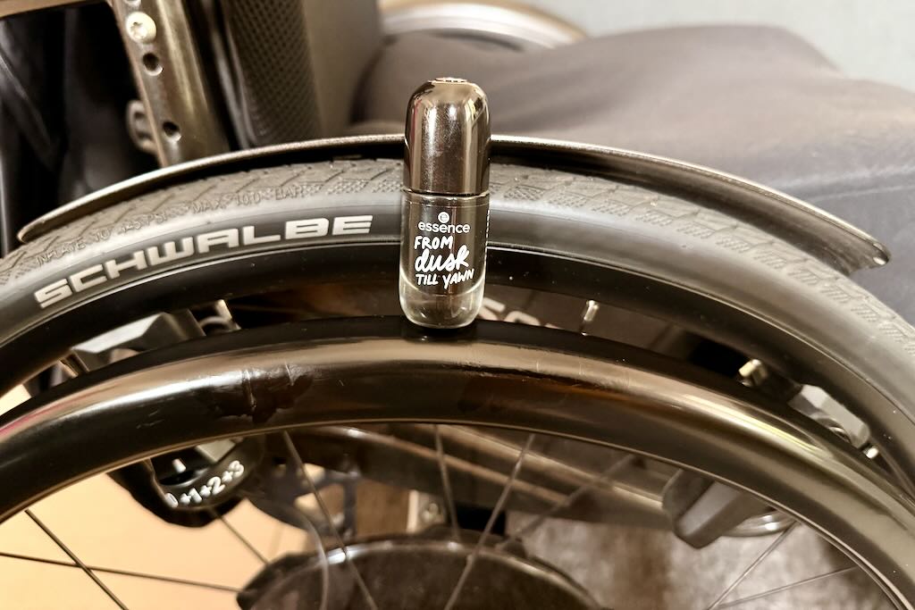 Rollstuhlfahrer trägt Nagellack