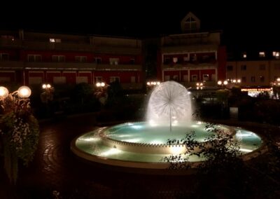 Brunnen bei Nacht