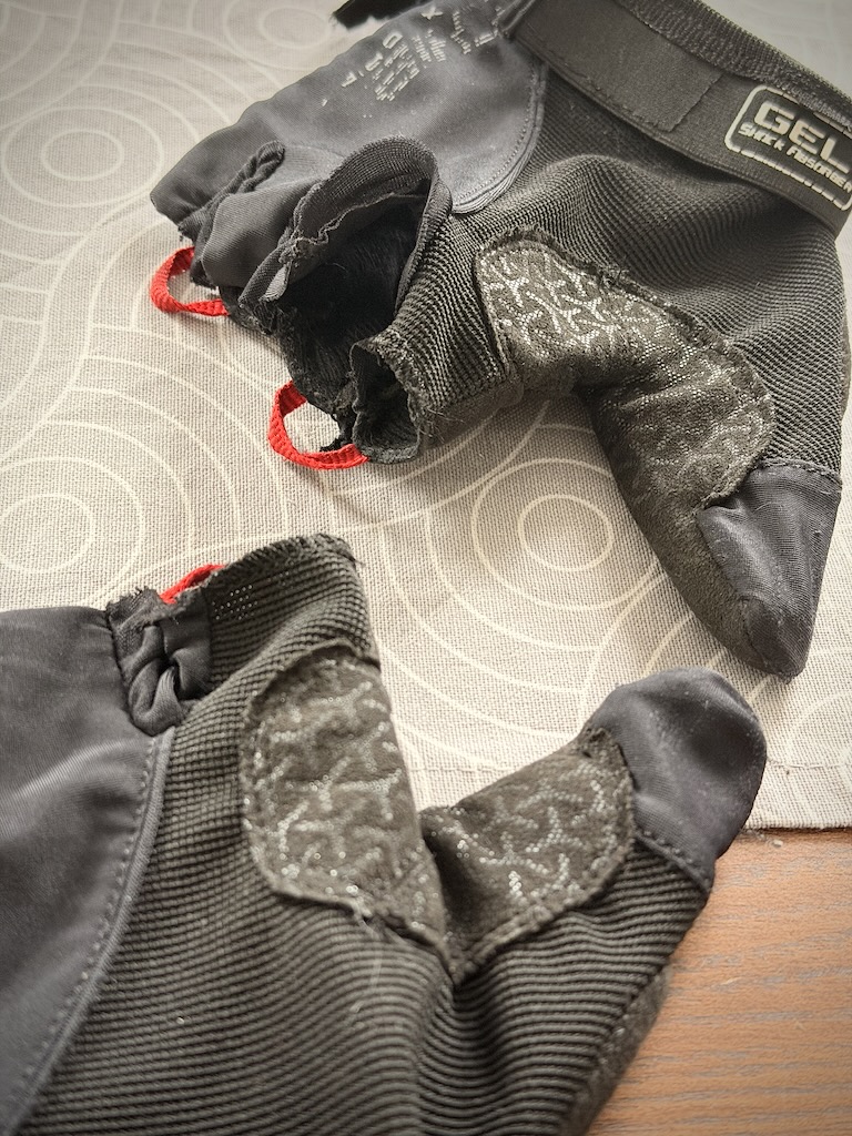 Defekte Rollstuhl-Handschuhe